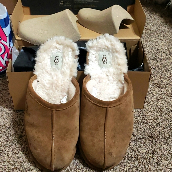 UGG Other - BARELY USED UGG MEN'S SLIPPERS